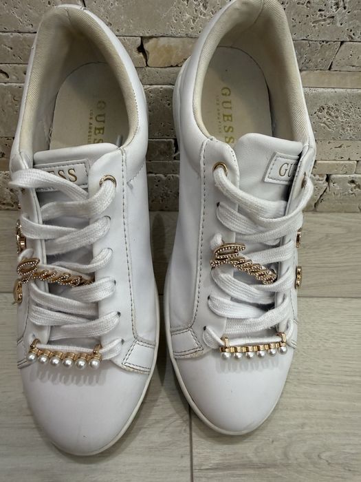Дамски кецове Guess Runia Charm Low-Top Sneakers