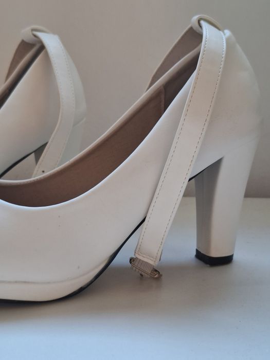 Бели обувки на ток