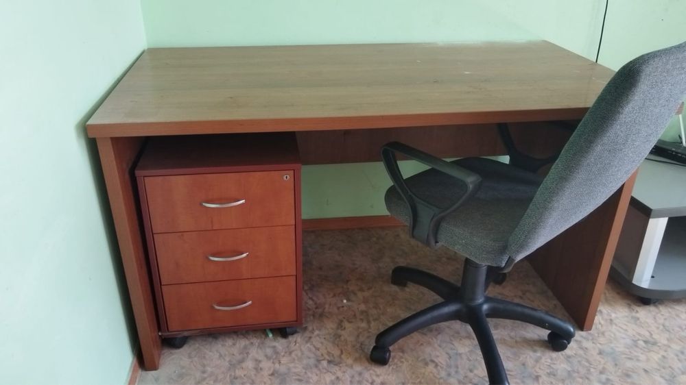 Писменный стол с тумбочкой и креслом