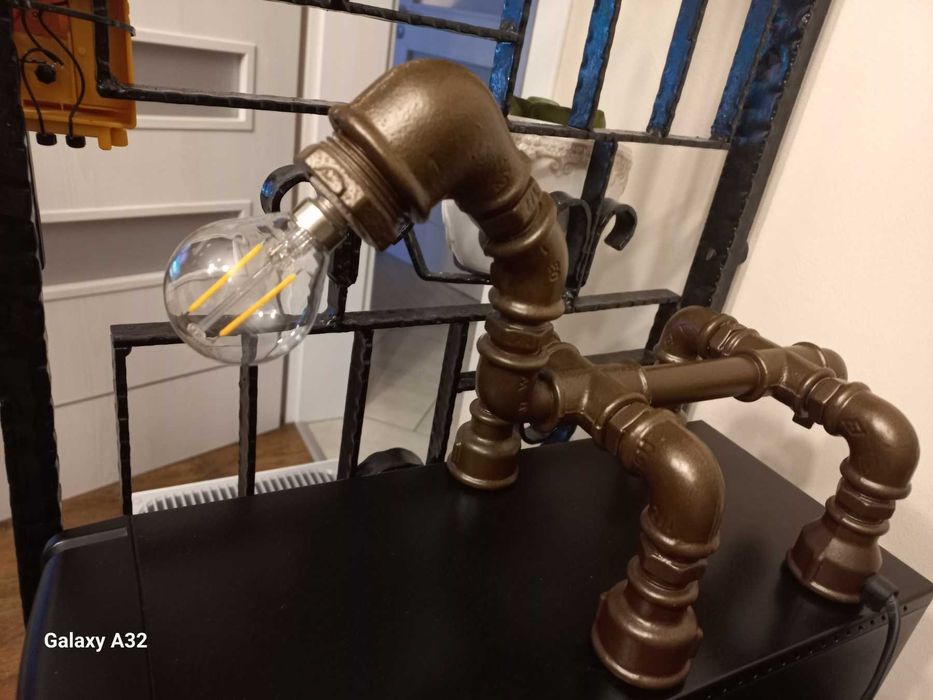 Дизайнерска декоративна лампа от тръбни фитинги с клююче