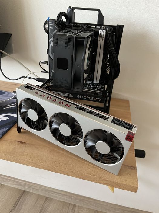 Placa Video Gaming Editare AMD Radeon VII 16GB 4096 Bit Peste RTX