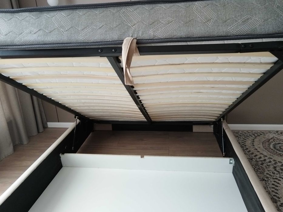 Продам двуспальную кровать