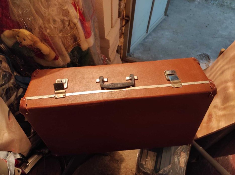 Стар ретро куфар с обков.