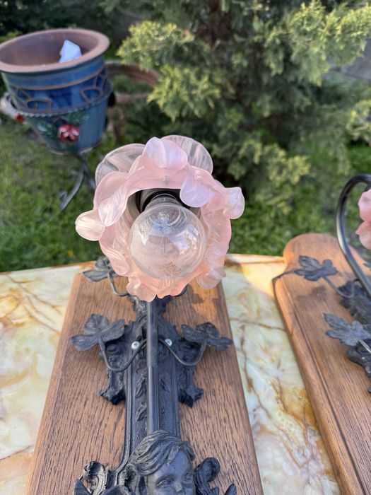 Doua aplice din polirasina pe suport din lemn