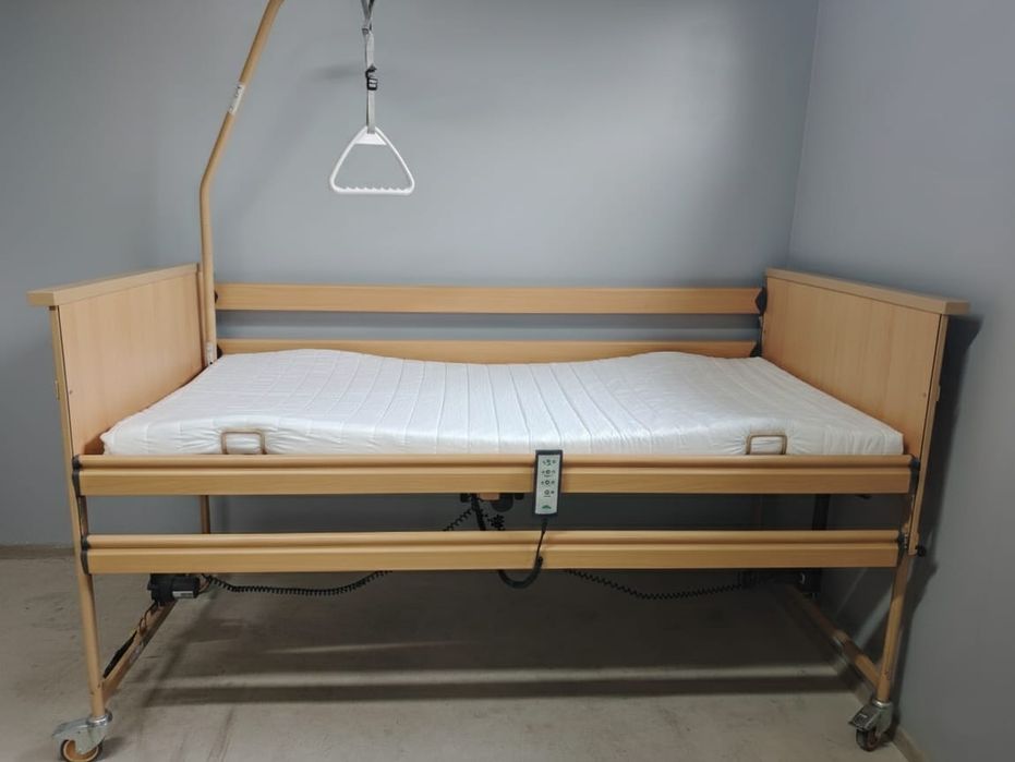 Pat medical electric cu telecomanda pentru persoane cu dizabilități.