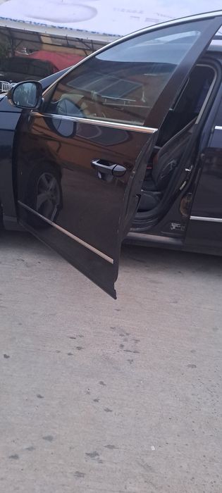 Vand usa stânga fata vw Passat B6 an 2010 break cod culoare LC9X in stare foarte buna fara rugina