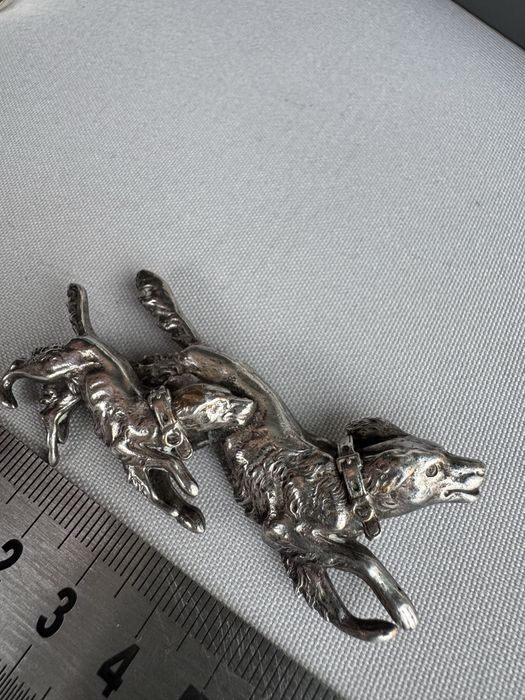 Brosa din metal comun placata cu argint