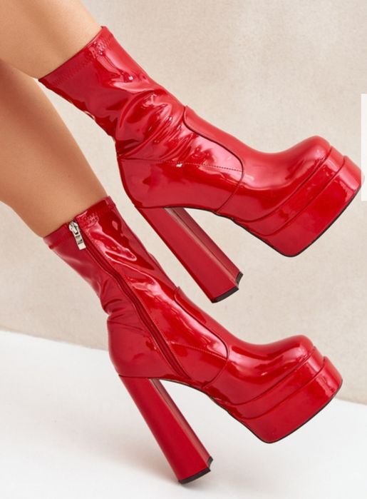 Червени лачени ботуши