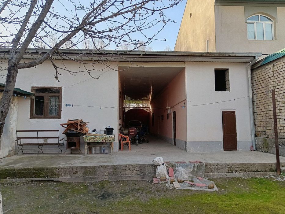 Sergili uzumzor mahallada  uchaska sotiladi.