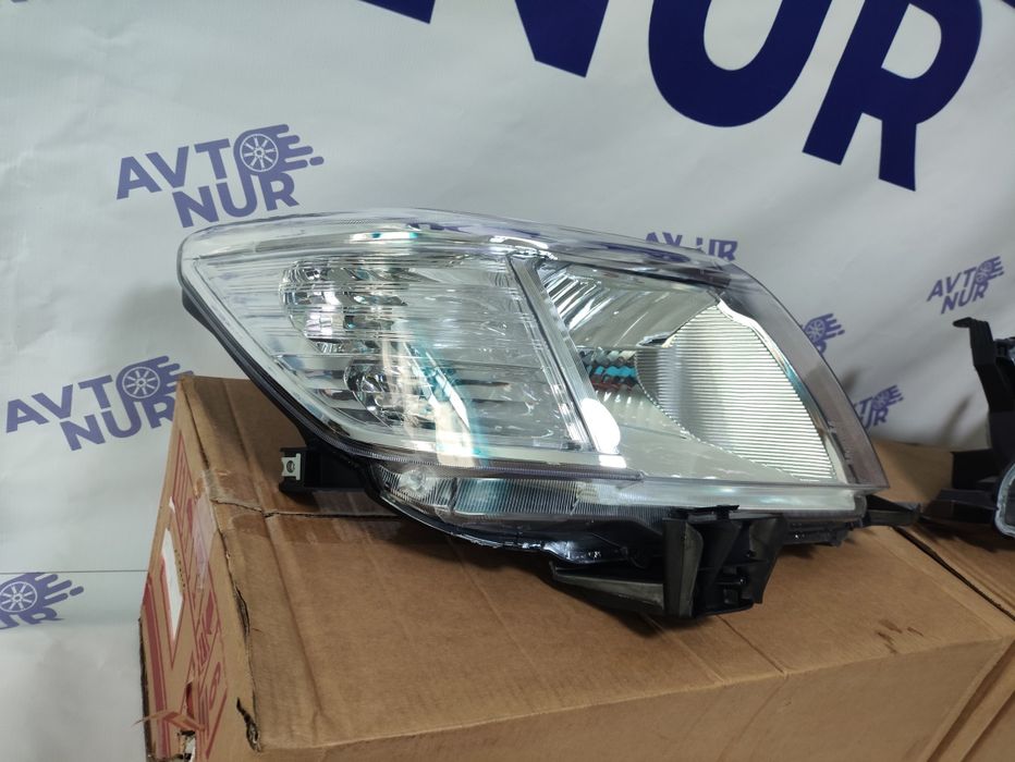 Хайлюкс фары передние