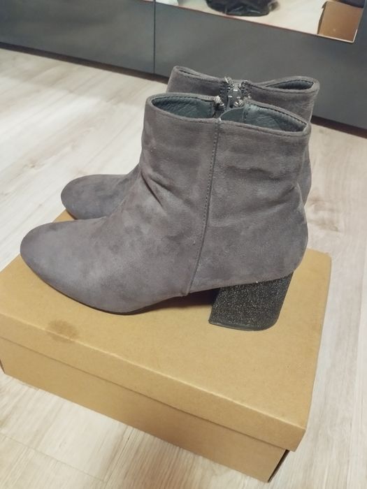 Дамски боти с брокат на тока