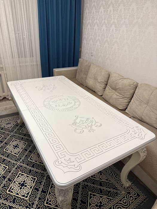 Стол со стульями