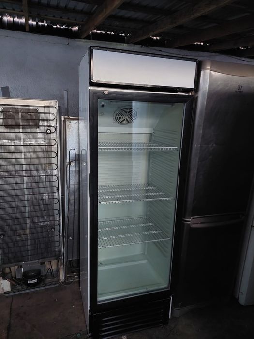 Продам витринный холодильники