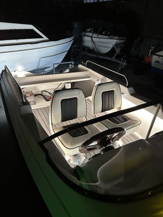 Barca tip salupa pentru agrement sau pescuit