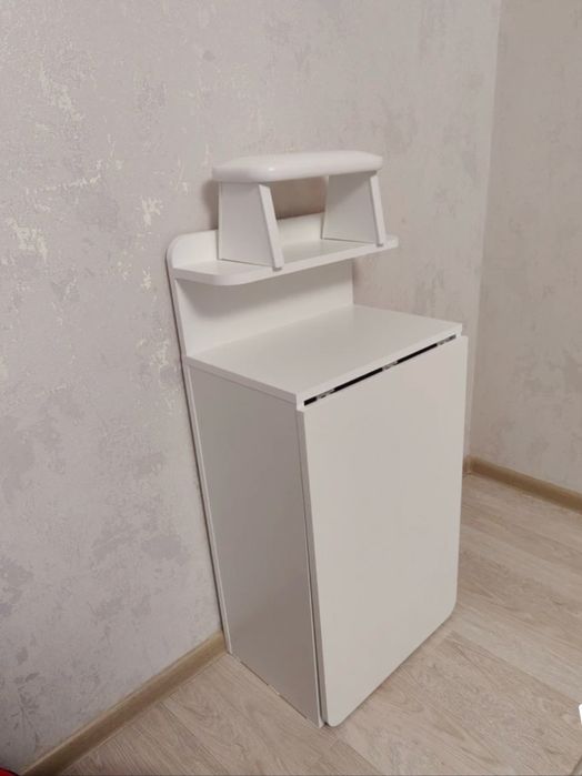 Продам маникюрный стол и кушетки