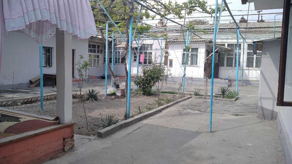 Uy sotiladi shahar markazida joylashgan