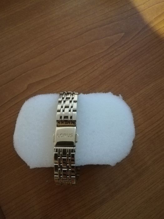 Ceas de mână dama lorus. Nou.