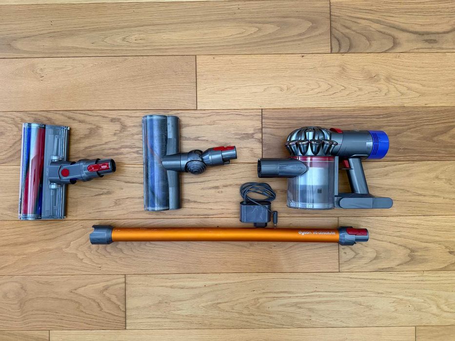 Dyson V8 Absolute (SV10) – Безкабелна прахосмукачка (За части/ремонт) + аксесоари