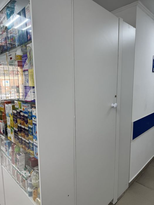 Продам витрину для аптеки почти новый