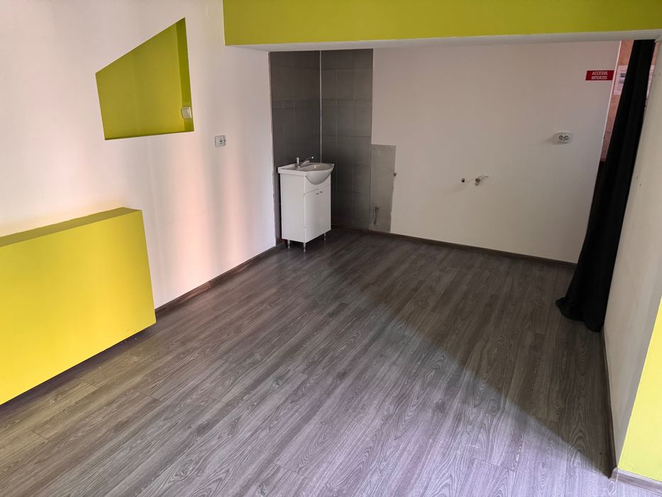 Inchiriez spatiu  comercial.