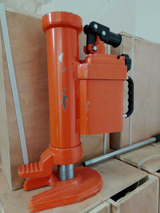 Домкрат для грузовой и спец техники  грузоподъемность 10 тн