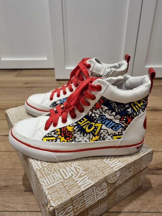 LOVE MOSCHINO нови и оригинални