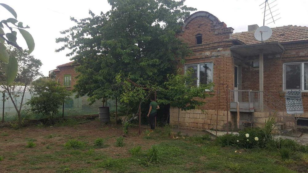 Продавам къща с двор в село червенци