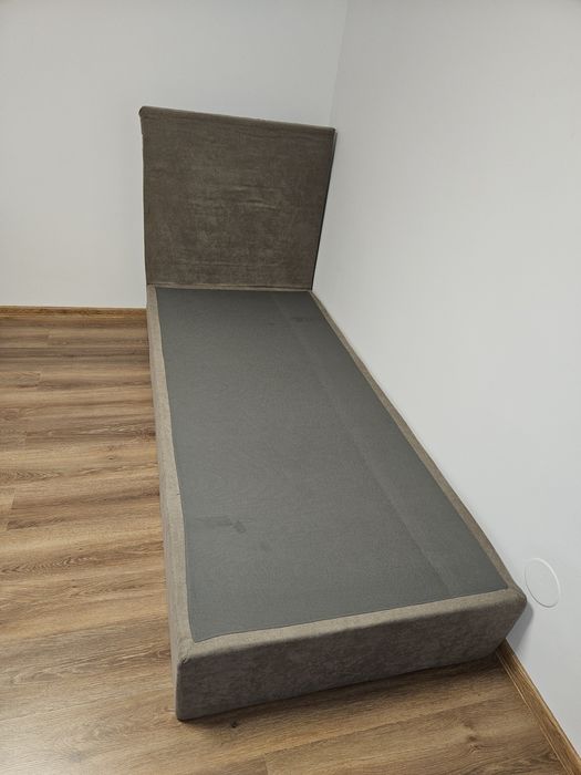 Pat tapițat cu saltea cu spumă de memorie