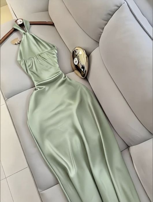 Зелена сатенена рокля