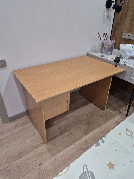 Продам офисный стол с полкой