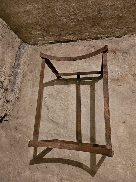 Продават се метални стойки за бъчви