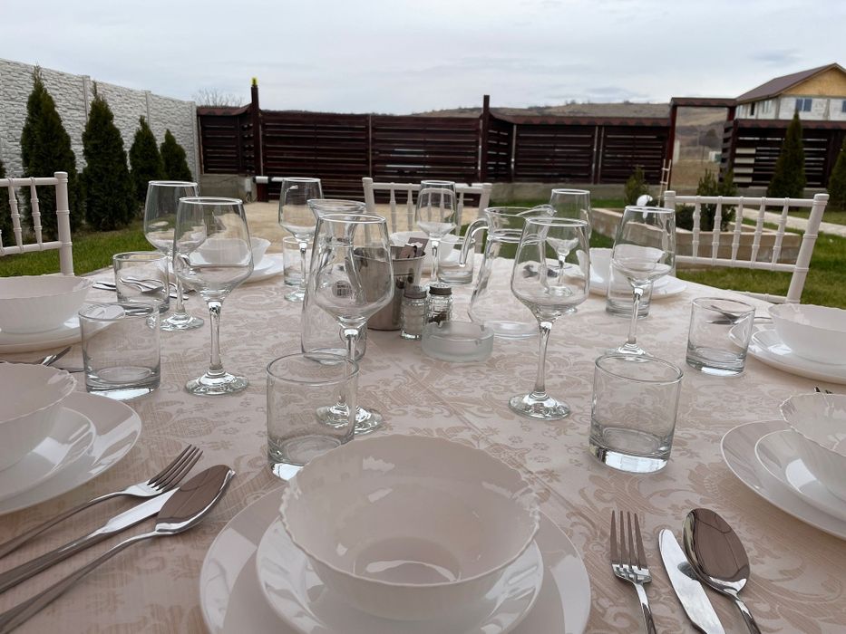 Cort inchiriere evenimente  , mese , scaune , mocheta , vesela