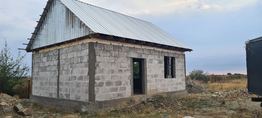 Шымыр ауылында жұмысы бітпеген үй сатылады.