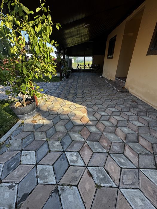 Vand casa formata din doua dormitoare,living,baie,bucatarie