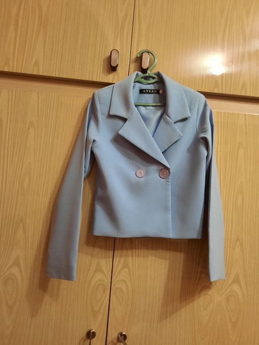 Продаётся  костюм  светло голубого цвета,размер 38 пошито фирмой AYLIN