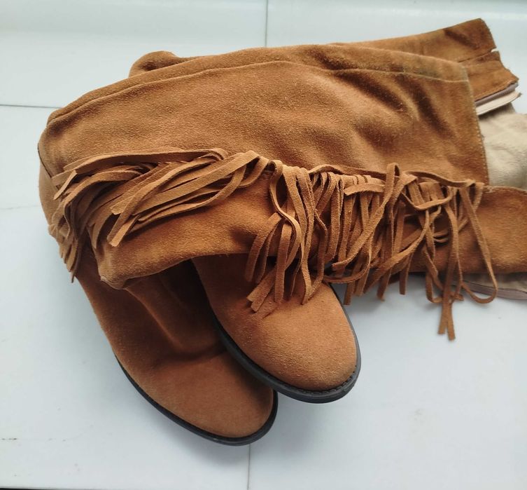 Продавам дамски есенно-зимни ботуши номер 36 от естествен велур