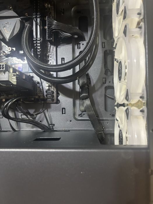 Se vinde PC GAMING , RTX 3050 cu Ryzen 7 5700x