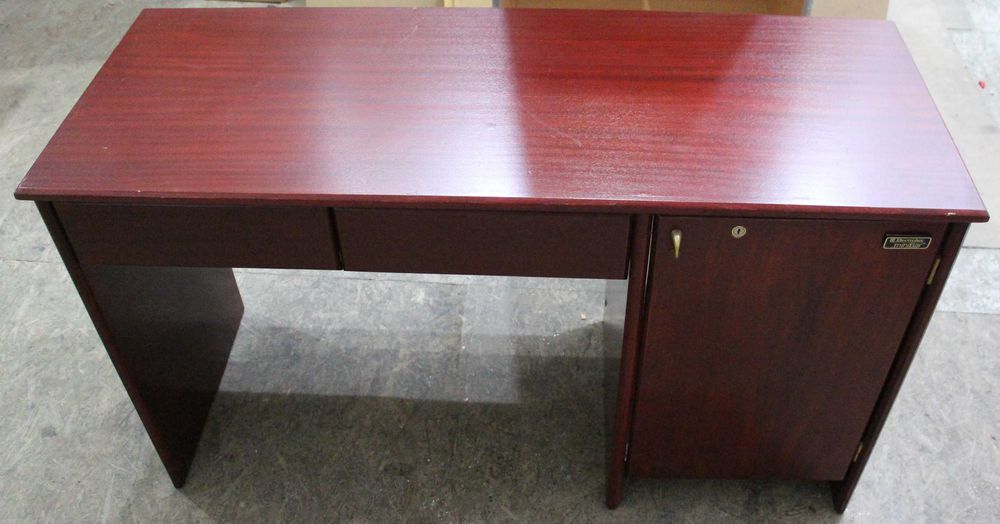 30 buc Birou cu usa si sertare; Masa de lucru cu blat 130x52