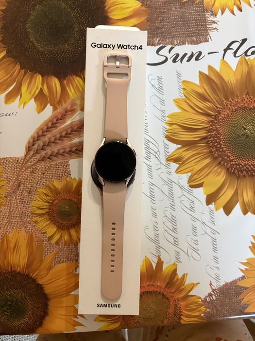 Нов дамски смарт часовник Samsung wach 4