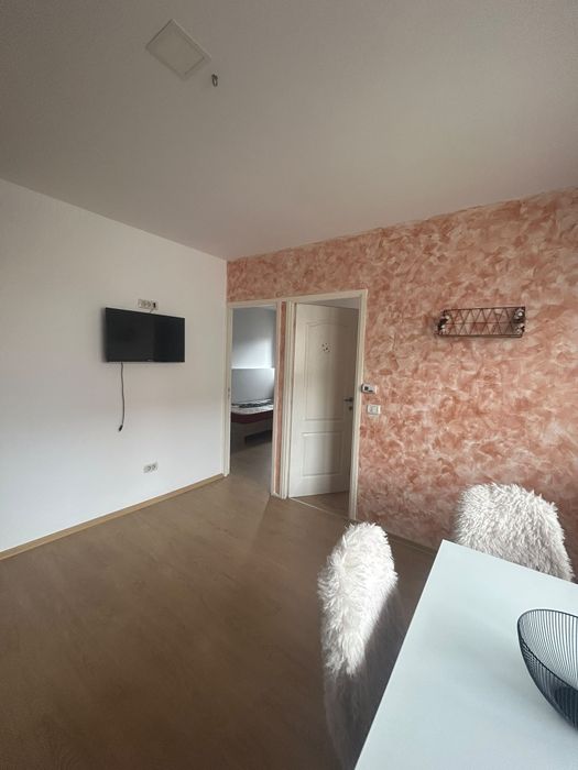Închiriez apartament