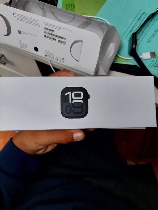 Apple Watch 10   42 мм(почти новый)