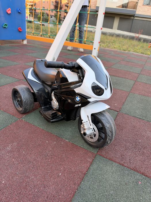 Vând motocicletă electrică pentru copii, model BMW S1000RR, ideală pentru cei mici, aproximativ 1–2 ani.