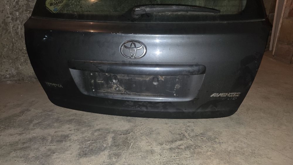 Продавам капак багажник за Toyota Avensis T25 комби от 2003