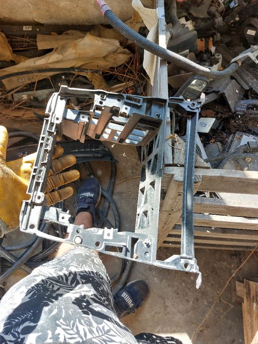 Държач централна конзола Бмв е60 520д 177кс е61 bmw e60 e61 520d n47