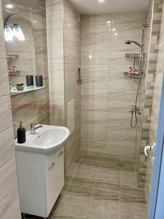 Тристаен Апартамент под наем