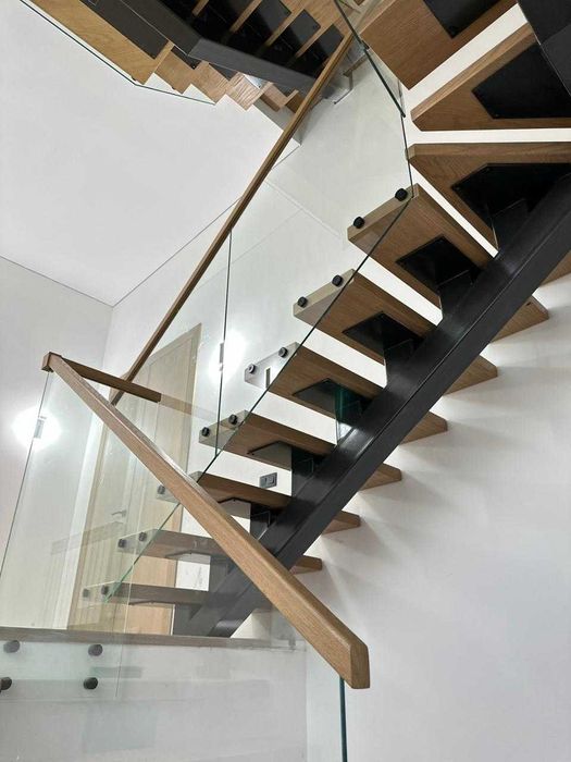 Мебельный дом продаёт диваны и лестницы.