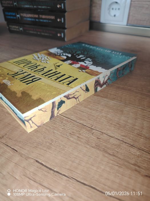 Нови книги на български език с цветни порезки