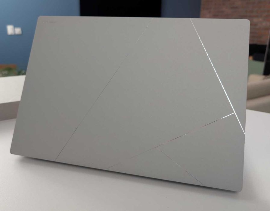 AMD Ryzen AI 9 HX 370/32GB RAM/1TB SSD NVMe/Ati Radeon 890m/ASUS Zenbook 16 S/16 OLED touch 2880x1800 2.8K 120Hz