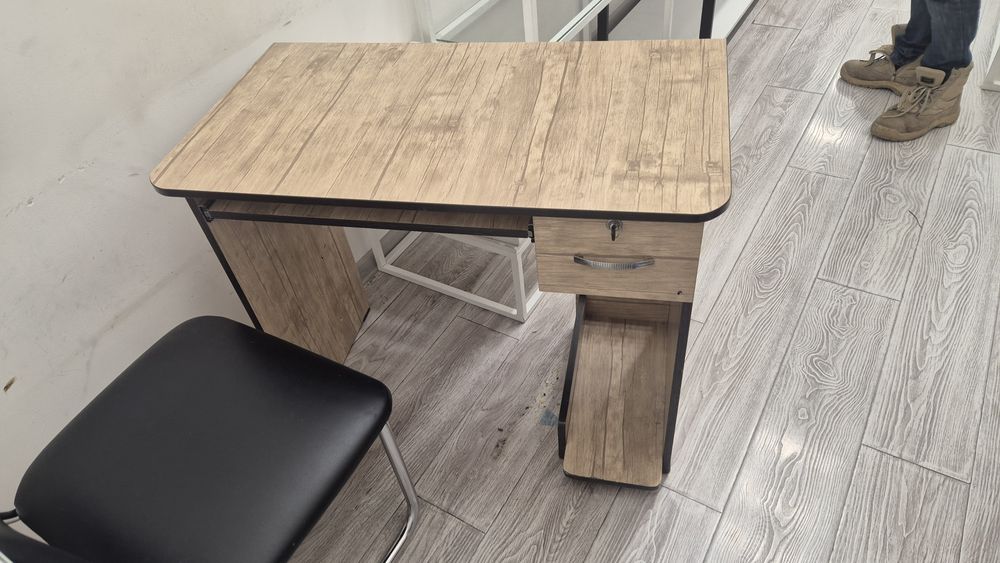 Письменный стол. С выдвижными ящиками