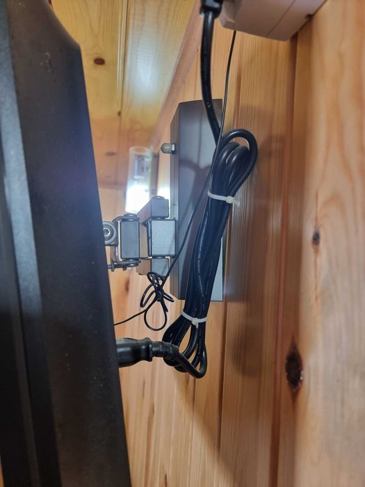 Монитор LG с TV-тюнером с кронштейном на стену